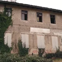 “Morda smo bili premalo agresivni in smo preveč verjeli obljubam,” ugotavlja Ivica Žerjal ob pogledu na propadajočo šolo (na fotografiji) in župnišče: “Škoda, Pliskovica bi s CŠOD živela, tako kot z Mladinskim hotelom.”