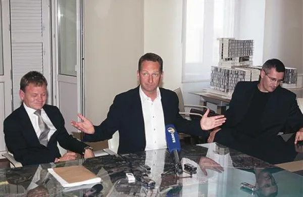  Boris Popovič  s svojima odvetnikoma po lanski hišni preiskavi na koprski občini.  Preiskovalci NPU so po njej očitno zbrali dovolj materiala za kazensko ovadbo.