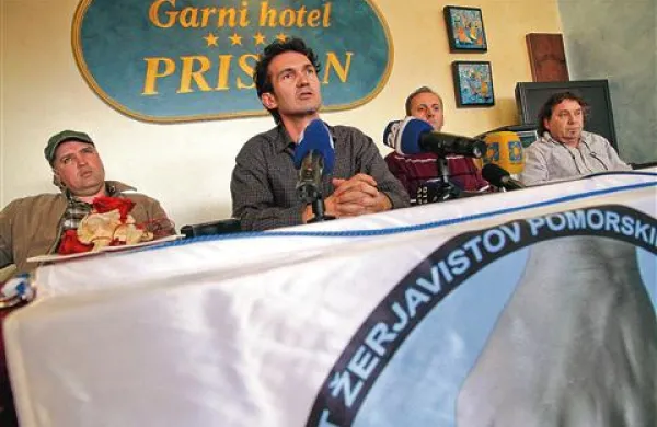 Žerjavisti  pravijo, da ne stavkajo zaradi plač. Zatrjujejo pa, da ne prejemajo po  2480 evrov bruto, kot je sporočila uprava, ampak približno 1700 evrov.