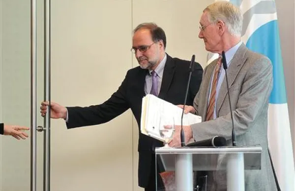 William R. White iz OECD z ministrom Mitjem Gasparijem, ki upa, da bo Slovenija sprejela kritike in priporočila te organizacije