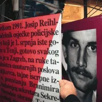 Obiskovalec zgodbo sestavlja s pomočjo podolgovatih panojev, visečih z obešalnikov