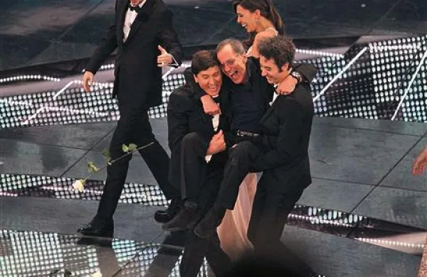 Veselje Roberta Vecchionija ob zmagi sta “podprla” tudi voditelj Gianni Morandi in Paolo in komičnega dua Luca&Paolo. 