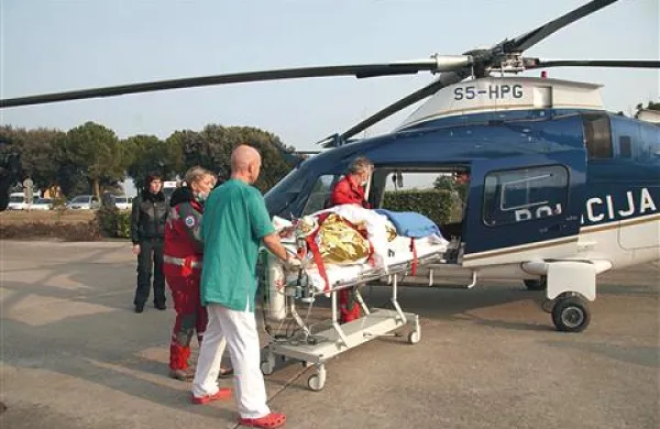 Hudo opečenega bolnika so po požaru prepeljali na oddelek za opekline ljubljanskega kliničnega centra, kjer  je v soboto popoldne umrl.
