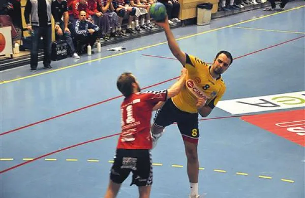 Uroš Elezović (z žogo) je v Skandinaviji zadeval kot za šalo