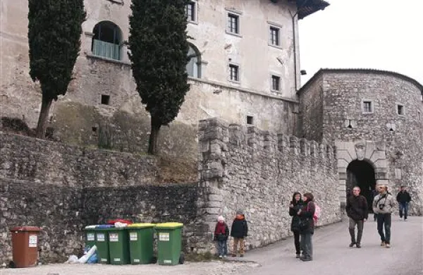 Gornji  del Štanjela naj bi dobil zaklenjene skupne zabojnike zunaj obzidja. Pobudo o tem je dal svetnik Ivo Kobal (Nsi), ki je bil mnenja, da bi to bila najboljša rešitev za vaščane, komunalno službo in vse številčnejše turiste, ki si med ogledom Štanjela ne želijo ogledovati zabojnikov pred vsako hišo.