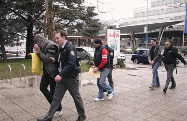 Na sojenju deseterici obtoženih, da so trgovali s kokainom in heroinom ali pa pri tem pomagali, so se konec tedna nadaljevali zagovori.