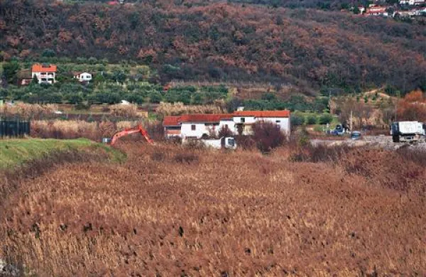 Inšpektor za okolje je z odločbo prepovedal odlaganje mulja s semedelske promenade na ankaransko bonifiko.