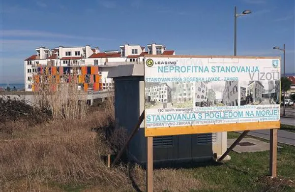 Sodeč po tabli, ki so jo postavili v času  volitev, bodo stanovanja neprofitna in obenem luksuzna (v mansardah). Imela bodo tudi    pogled na morje. Kot nadstandardna so označevali tudi  mansardna stanovanja v neprofitnem bloku.