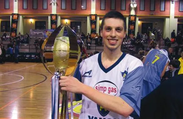 Emanuel Richter v dresu Cremone s pokalom za zmago na turnirju v mestecu San Martino di Lupari.