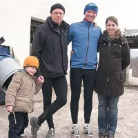 Sandi Glogovšek (drugi z leve) z ženo in sinom v družbi Mirjana Valenčiča, gostitelja zaključnega srečanja