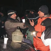 Po vzponu iz doline Glinščice do Jezera je prijalo tekoče okrepčilo. Levo Mauro Santoni, novinar iz Trsta, trenutno poškodovan, vseeno pa aktiven pri organizaciji.