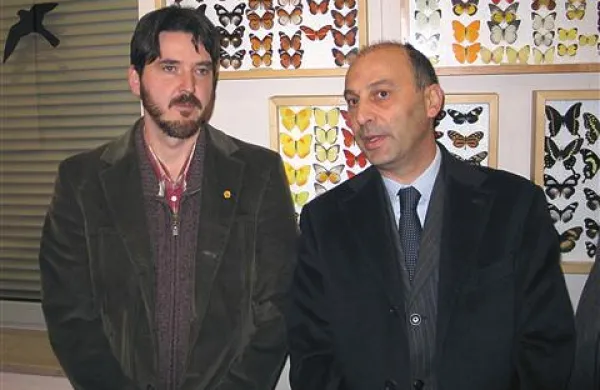 Slavko Polak (na levi) in Marjan Batagelj sta odprla razstavo Metulji sveta, ki je na ogled v Vivariju pri Postojnski jami.