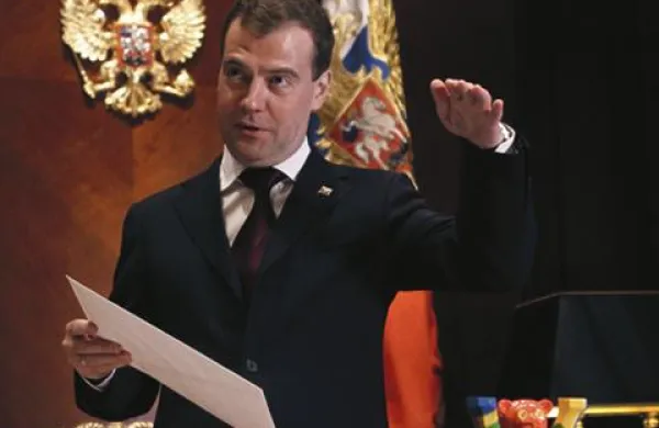 Ruski predsednik Dmitrij Medvedjev svari pred tem, da bi se lahko protivladni protesti na  Bližnjem vzhodu sprevrgli v prevzem oblasti s strani islamskih skrajnežev. 