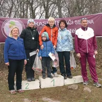 Veterankam (z medaljami) Andreji Zrimšek Vrečar, Valdi Dornik (z nečakom) in Jožici Artelj sta se pridružila Marica Nemanič in Zvone Belec