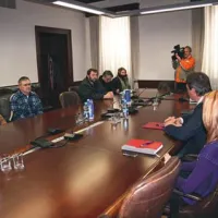  Na občini je delavce sprejel podžupan David Škabar, skupaj s predstavniki Centra za socialno delo, Karitasa in Rdečega križa.