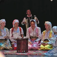 Mladi folkloristi Društva Behar  na odru koprskega gledališča