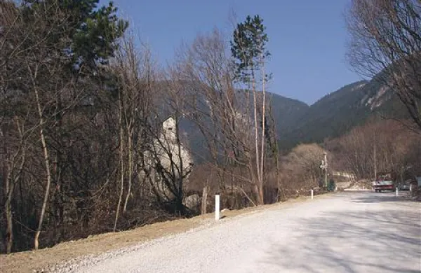 Kjer ni ostrih in strmih ovinkov, je cesta še makadamska