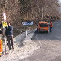 Nad zaselkom Slokarji nova cesta zavije navzgor po stari Ressljevi poti.