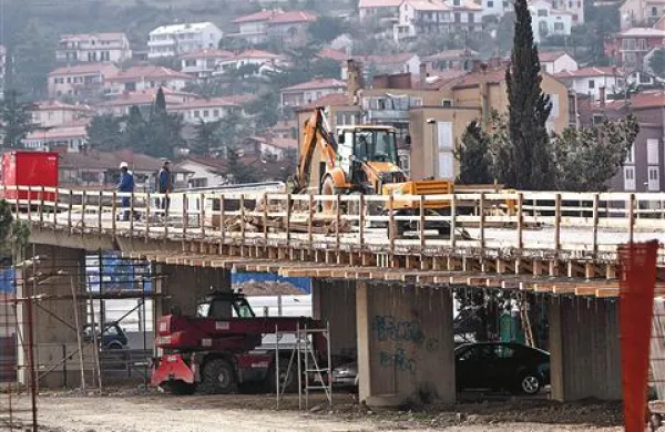 Drugi del rušitvenih del na mostu se obeta čez približno en mesec.