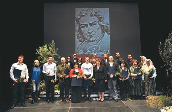 Letošnji občinski nagrajenci za dolgoletno predano delo v ljubiteljski kulturi. 