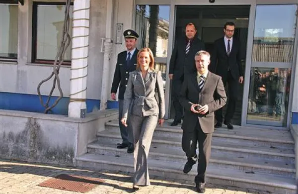 Da sedež koprske policijske uprave res občutno visi, sta se jeseni 2009 prepričala tudi notranja ministrica Katarina Kresal in generalni direktor policije Janko Goršek.
