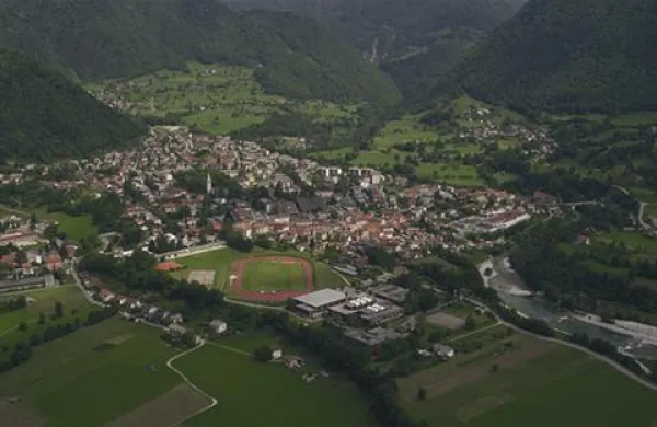 Nosilka projekta je razložena občina Tolmin (na fotografiji središče z okolico), ki jo pestijo številne bele lise.