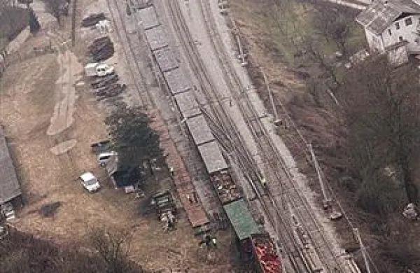 Železniška tovorna vagona, ki sta se v nedeljo zjutraj iztirila, sta bila danes odstranjena.