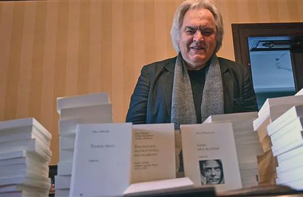 Andrej Medved ob “kupčku” še svežih knjig edicije Hyperion