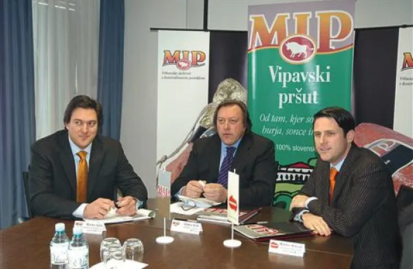 Trojico odgovornih podjetja Mip (z leve) Marka Volka, Vojteha Volka in Martina Kovača je marca 2009 ovadila državna SID Banka. 