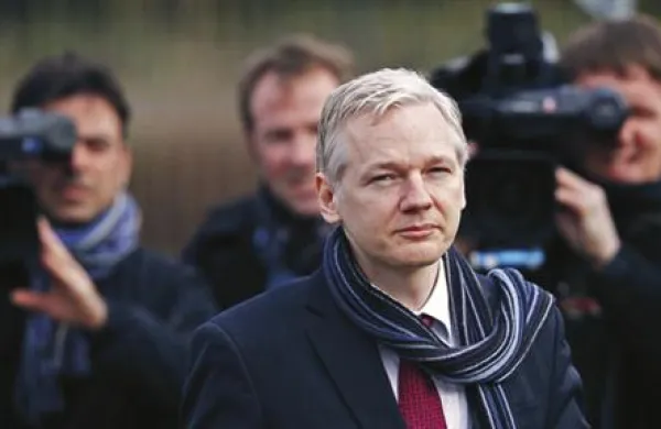 Julian Assange pred londonskim sodiščem na dan, ko je slednje razsodilo, da lahko Velika Britanija ustanovitelja spletne strani WikiLeaks  izroči Švedski, ki ga želi zaslišati zaradi suma spolnega napada. 