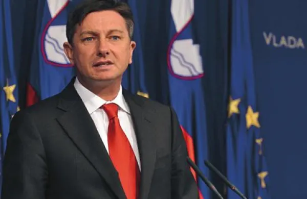Premier Borut Pahor pričakuje, da se bodo v stranki SDS opravičili tako predsedniku države Danilu Türku kot njemu.  