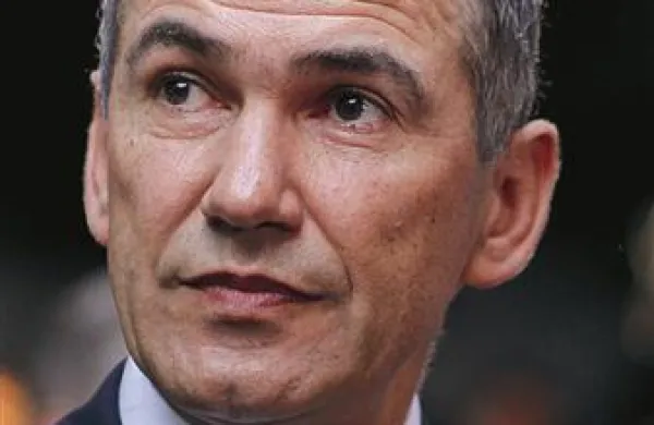 Janez Janša trdi, da so navedbe, ki ga bremenijo, da je jemal podkupnino za orožje, izmišljene.  