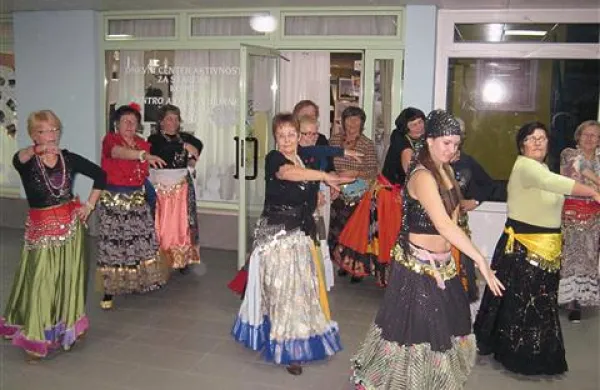 V centru se učijo tudi ciganskih  plesov.