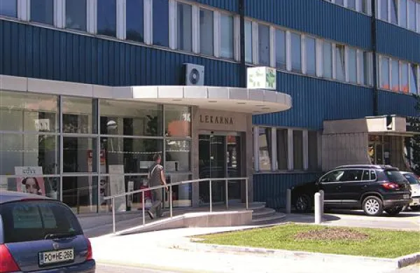 Lekarna v Postojni morda ne bo več sodila pod okrilje Kraških lekarn, saj naj bi se te razdružile.