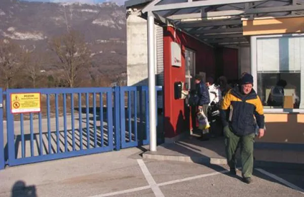 Delavci Lipe Plus so začeli stavkati 26. januarja, ker niso dobili še dela novembrskih in decembrskih plač, delodajalec pa jim je dolžan tudi januarske plače.