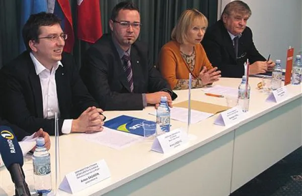Andrej Erzetič, Sebastjan Kokl, Barbara Verdnik in Viktor Markežič (z leve) županu Borisu Popoviču predlagajo, naj poskrbi za podrobnejši pregled in nadzor nad razpolaganjem s premoženjem mestne občine.