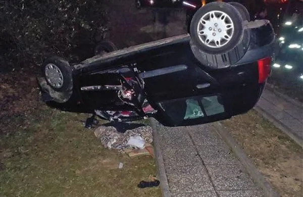  Mož se je uspel sam rešiti iz prevrnjenega avta, ženo pa so morali iz objema pločevine reševati koprski poklicni gasilci.