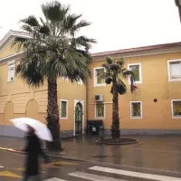 Učiteljišče je delovalo krajši čas v prostorih sedanje italijanske osnovne šole, potem pa se je preselilo v stavbo današnje slovenske gimnazije  na Cankarjevi ulici v Kopru