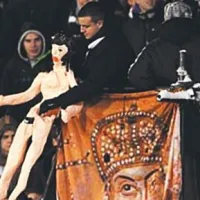 Tako so si nogometni navijači podajali lutko, ki naj bi poosebljala Brankico Stanković, vzklikali sovražna gesla in hujskali k linču