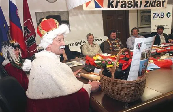 Kot se spodobi, sta v Sežani letošnji Kraški pust predstavila tudi aktualna pustna kralj in kraljica.