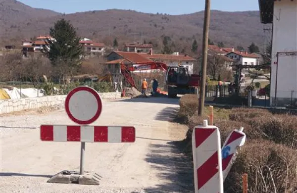Del ceste skozi Grgar je res zaprt, a med Čepovanom in Novo Gorico se je moč  peljati skozi Zagorje in mimo Ravnice. 