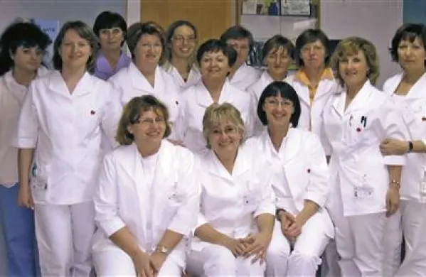 Krvodajalci se v Izoli  srečujejo z ekipo zaposlenih, ki jo vodi Irena Kramar (v prvi vrsti prva desno). Ob njej so Ingrid Lovišček in Mojca Mezgec, od zadnje vrste naprej (z desne) i pa še: Azra Jahić, Vera Mrkonjič, Cijeta Alanđak, Darja Mahne, Barbara Nadu, Branka Trbovič, Mirjana Bucaj, Alenka Bertok, Slavica Maver, Jožica Matjažič (glavna sestra) in Saša Gržančič.