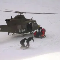Zdravnik letalec je navkljub skoraj nemogočim razmeram uspel  s pomočjo vitla Angleža spraviti v helikopter. 