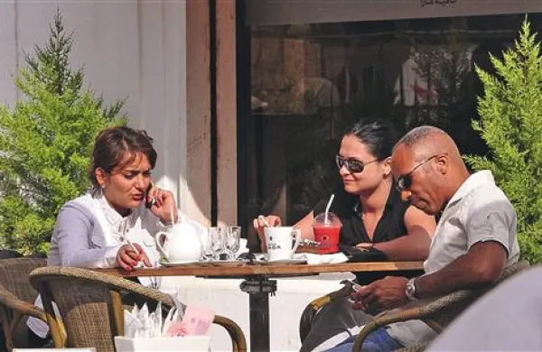 Mladi Libijci, ki jih Gadafi zdaj zmerja z narkomani  in teroristi, pred letom dni v Cafe Casa,  najbolj priljubljeni  kavarni v Tripoliju