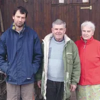 Družina Studen je ponosna na tradicijo svoje kmetije, ki sega tja v začetke 19. stoletja. Še bolj pa so ponosni na svojo inovativnost, ki jim omogoča, da kljubujejo zahtevam časa. Oče Stanko (na sredini) je bil začetnik ekološke usmeritve kmetije, sin Peter pa partnerskega kmetijstva.