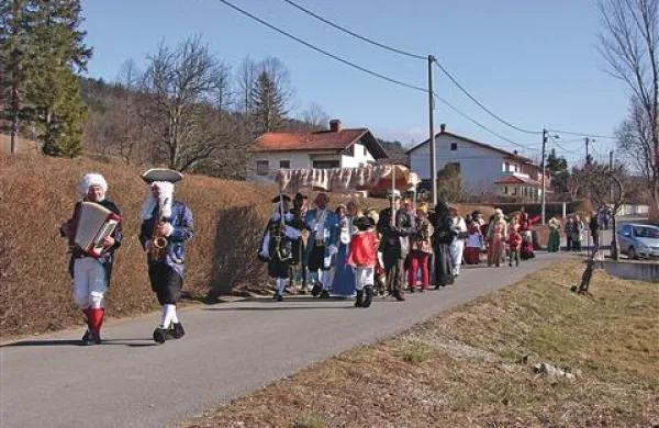 Nekaj čez trideset vaščanov se je preobleklo v doma sešite obleke z motivom grajske gospode, ki so bili še pred slabim stoletjem prisotna družbena plast v vasi.