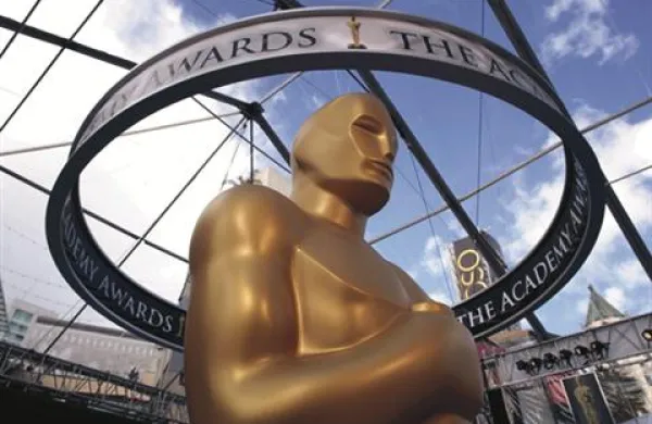 V hollywoodskem gledališču Kodak je vse nared za 83. podelitev oskarjev.
