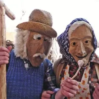 Nekateri so o zagrizli v česen, ki sta ga v pokušino ponujala kmet in kmetica 