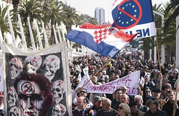 Mirne proteste, ki so jih začeli okoli poldneva, so zaradi smrti enega od udeležencev prekinili po uri in pol.