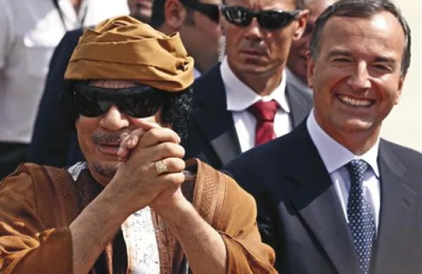Gadafija je k takojšnjemu odstopu danes pozval tudi italijanski zunanji minister Franco Frattini. Fotografija je z lanskoletnega srečanja v Rimu.